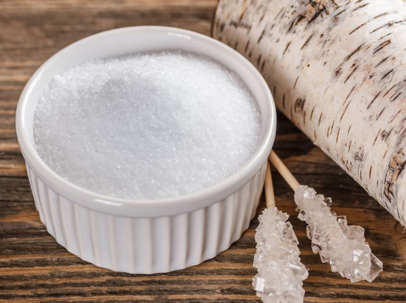 Ksylitol - właściwości, zastosowanie. Czy dodawać cukier brzozowy do posiłków?