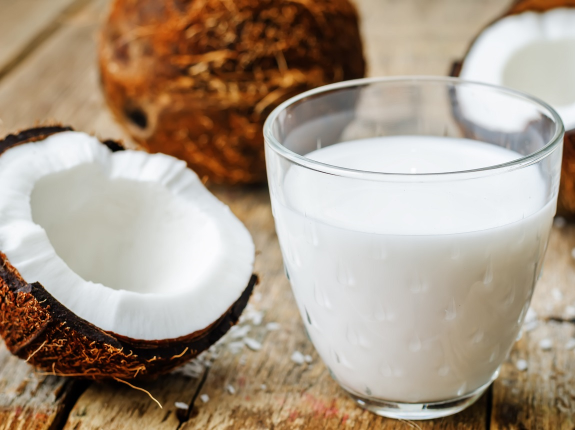 Jakie mleko roślinne ma najmniej kalorii?