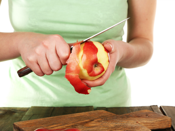 Czy obieranie owoców i warzyw eliminuje większość pestycydów?