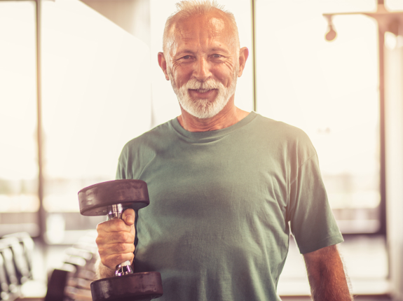 Seniorzy na siłowni. Brak ćwiczeń jest bardziej szkodliwy dla starszych ludzi
