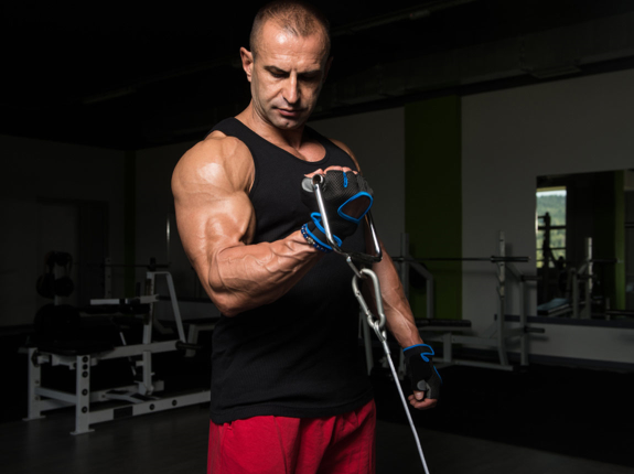 Jak trenować bicepsy na maszynach i wyciągach? Najlepsze maszyny na biceps!