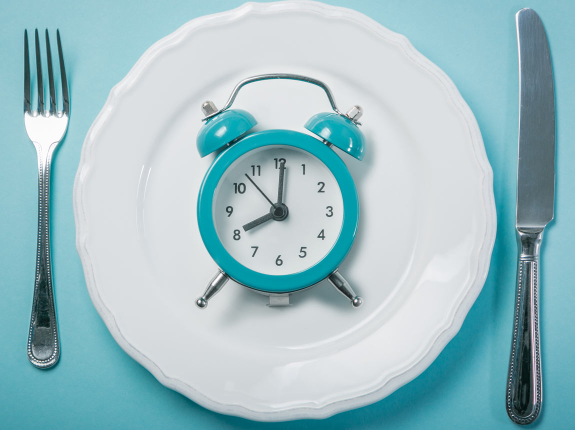 Na czym polega intermittent fasting? Prosty przewodnik po przerywanym poście