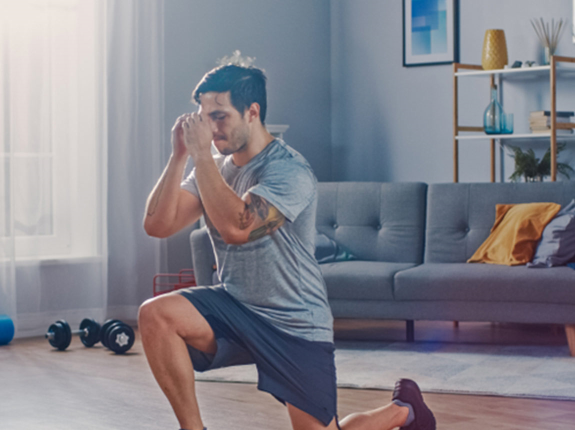 Jak trenować nogi w domu? Wypróbuj Skater squat!