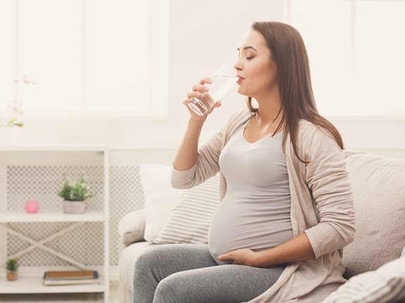 Ile wody powinna pić kobieta w ciąży?