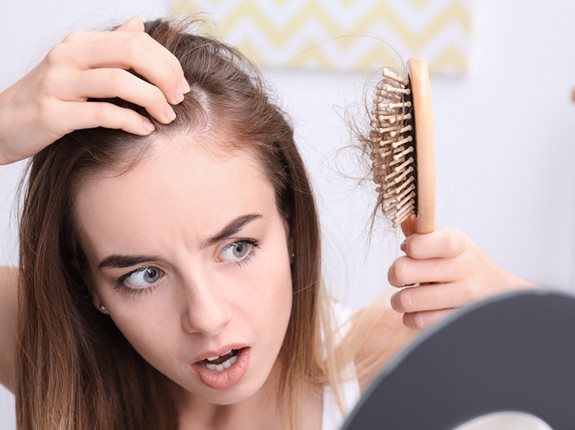 Łysienie kobiet - dlaczego kobietom wypadają włosy?