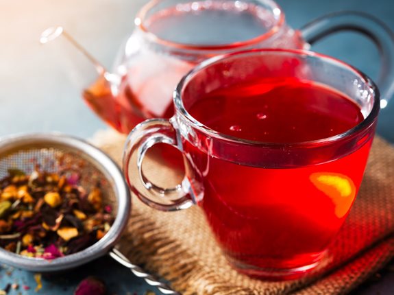 Herbata z liści malin - korzyści i skutki uboczne dla kobiet
